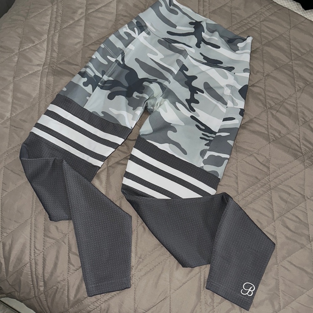 Bombshell sports wear white & grey camo leggings